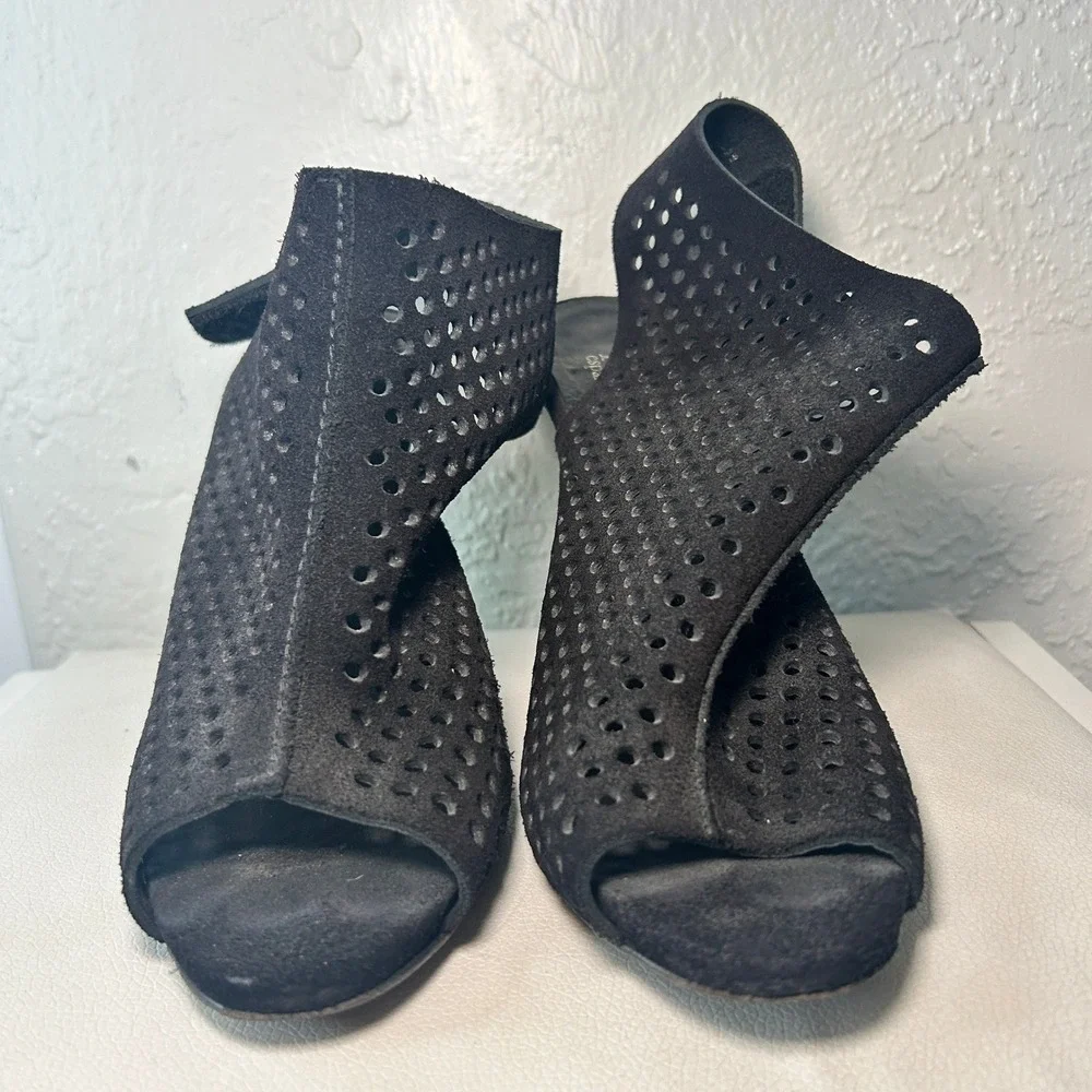 Pedro Garcia Sofia Black Suede Leather Peep Toe Heels Slingback‎ Perforated Sz 9